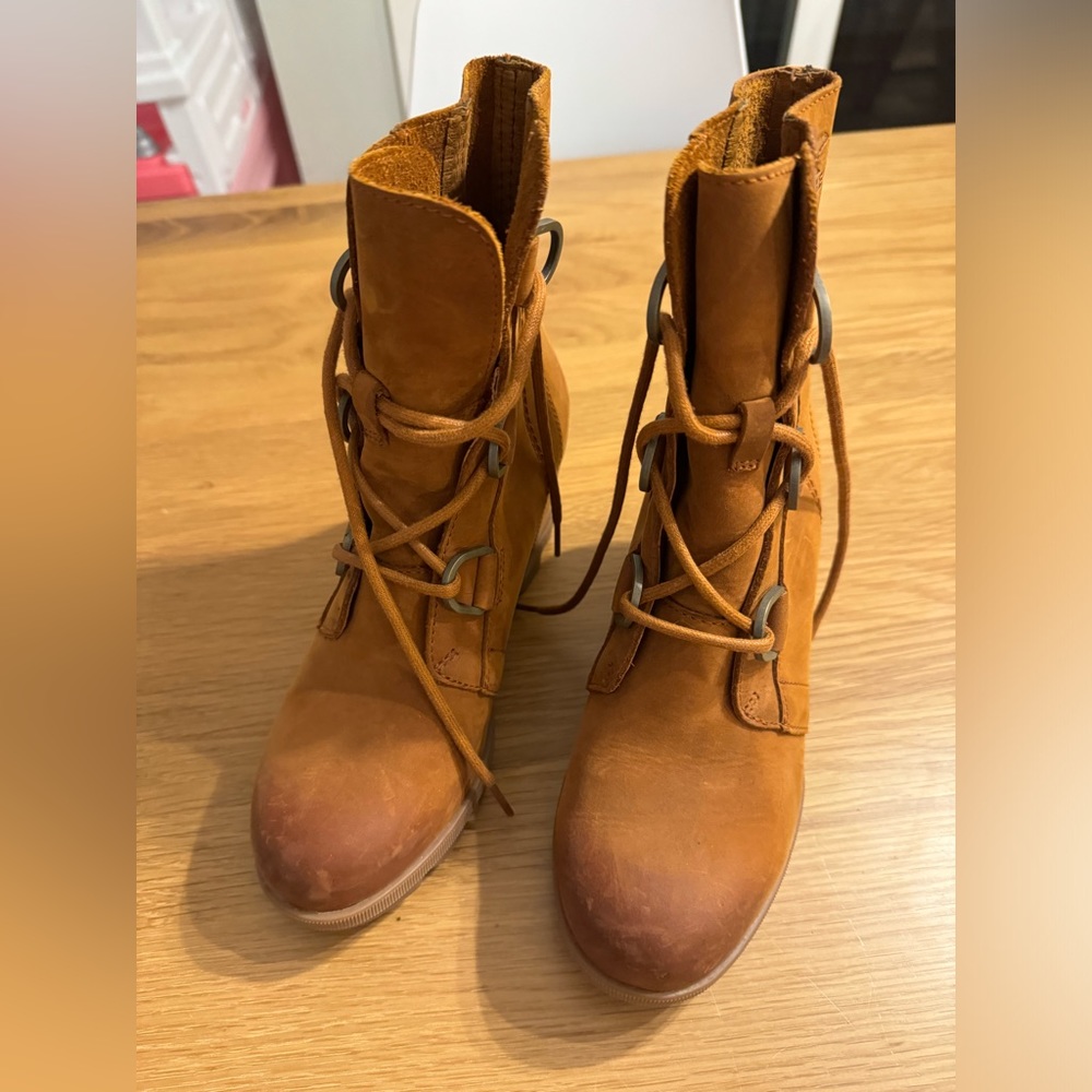 Sorel Joan of Arctic wedge. Good condition. Size 6.5